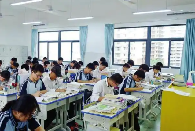 了解与关心学生将管理育人服务育人落到实处服务于学生的全面