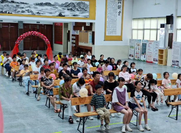 走进村社幼儿园小学展开针对性辅导为留守儿童祖辈开设隔代教