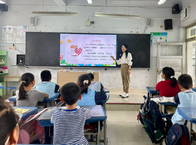 传来阵阵充溢节奏的“鼓声”孩子们手中的“乐器”是一张张普