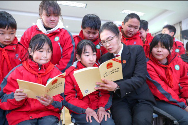 让越来越多学生学会用法律维护自己纷繁展开校园法治作业的立